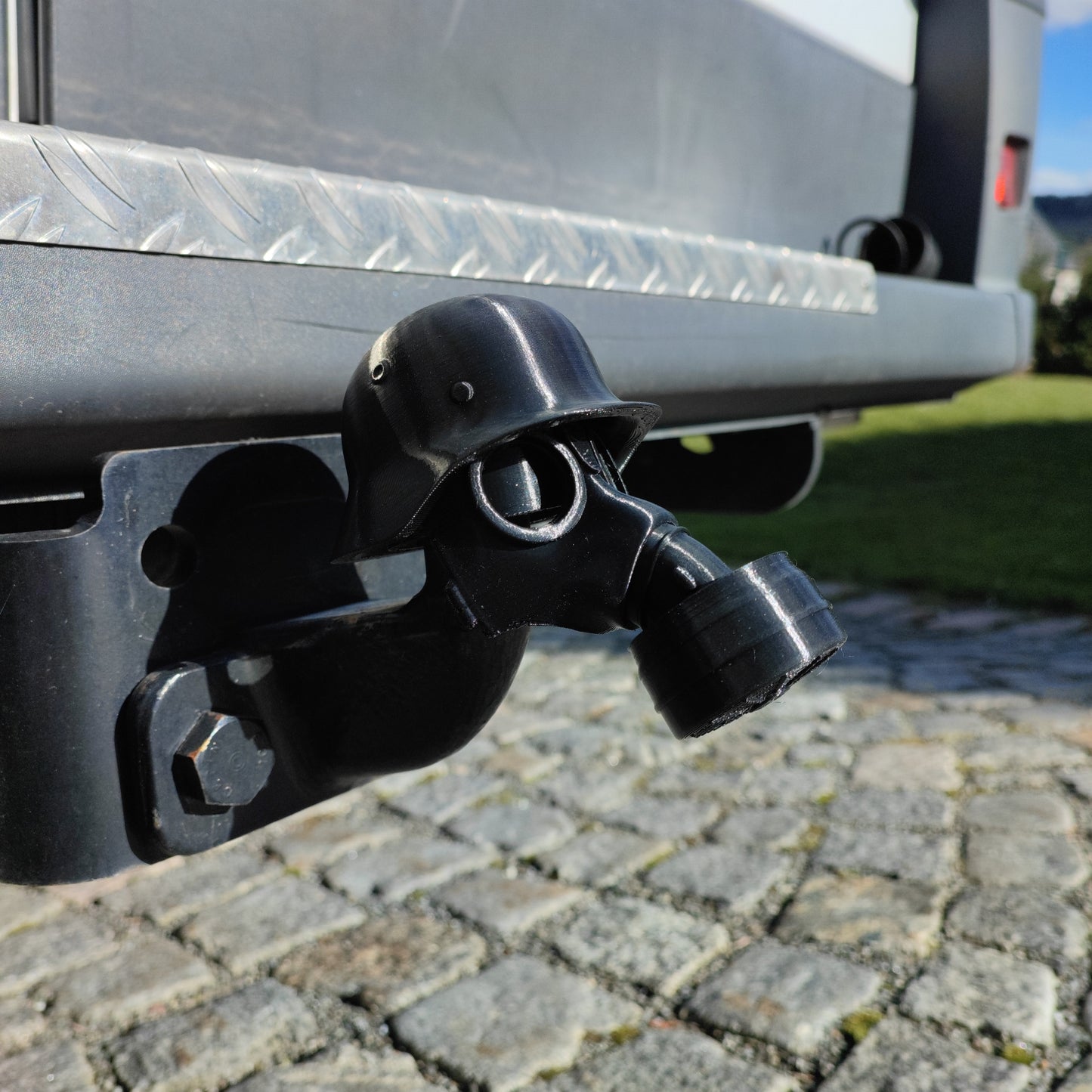 AHK Stahlhelm mit Gasmaske Schwarz (Anhänger-Kupplung Abdeckung) 3D-Druck