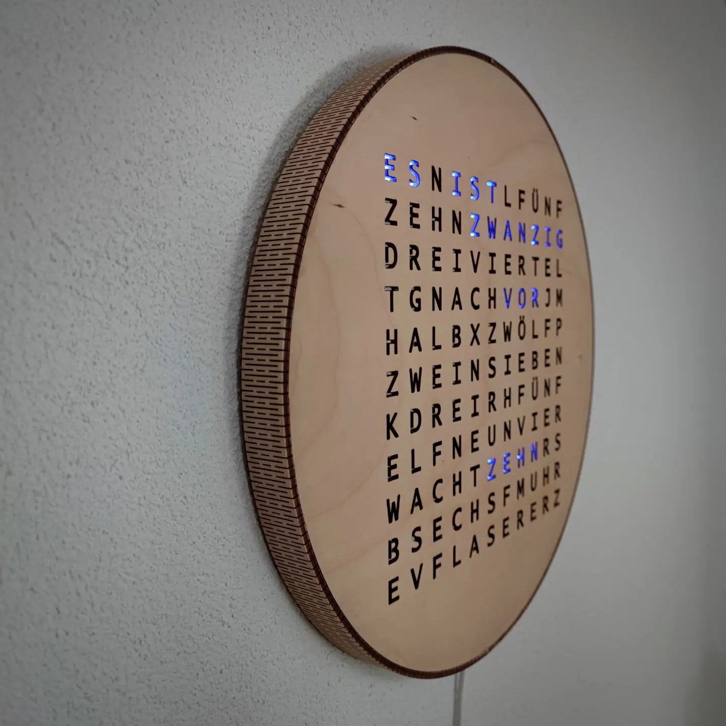 Wort-Uhr "smart" mehr farbige LEDs mit WiFi / Wordclock (Birke) - LaserErz